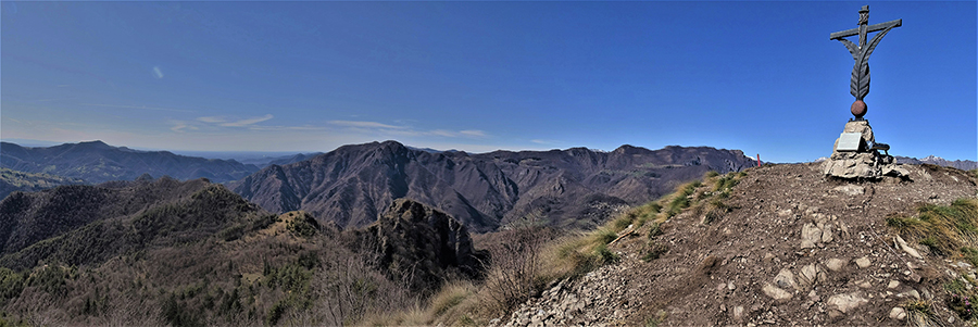 Dalla croce Alpini del Pizzo Rabbioso vista panoramica a ovest verso la Val Brembana